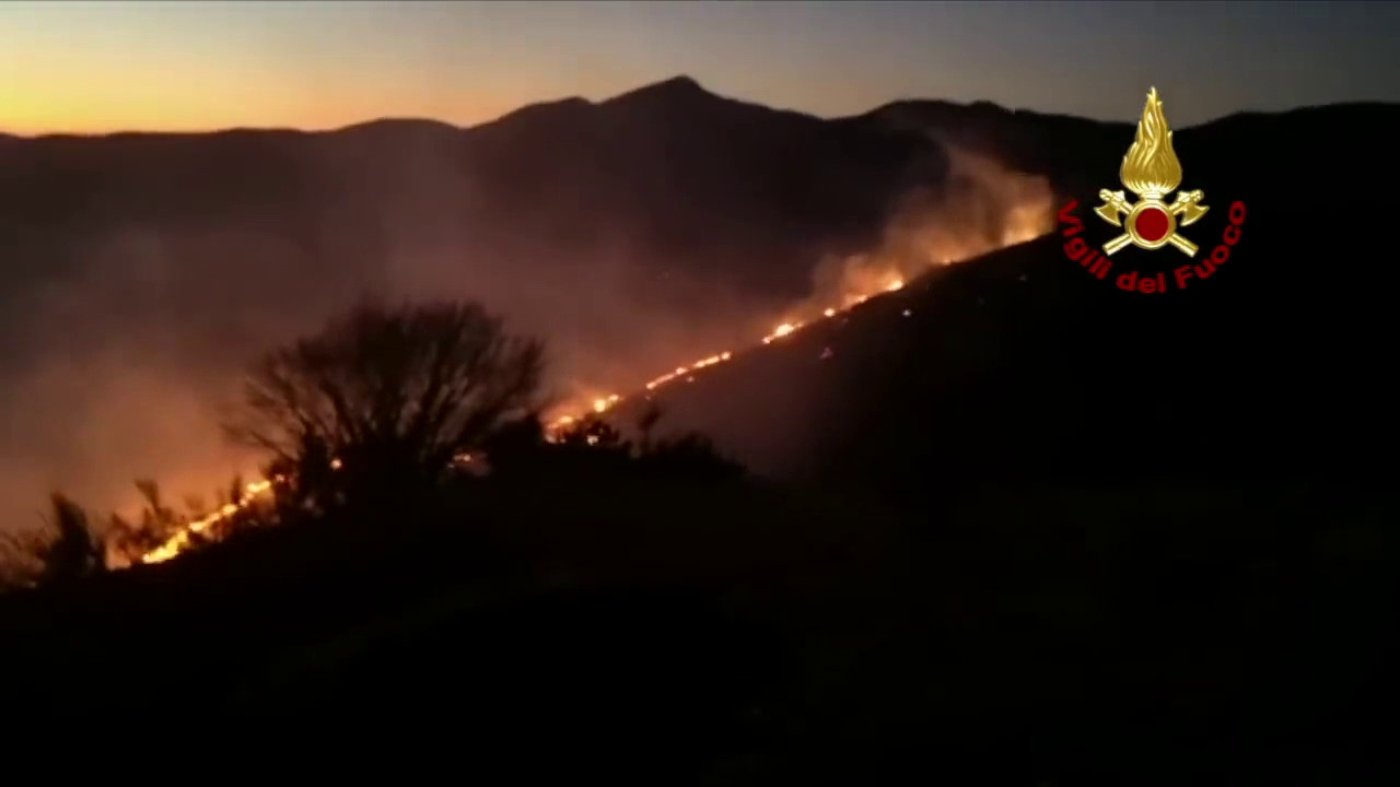 Grosso Incendio A La Spezia I Vigili Del Fuoco Impegnati Per Ore