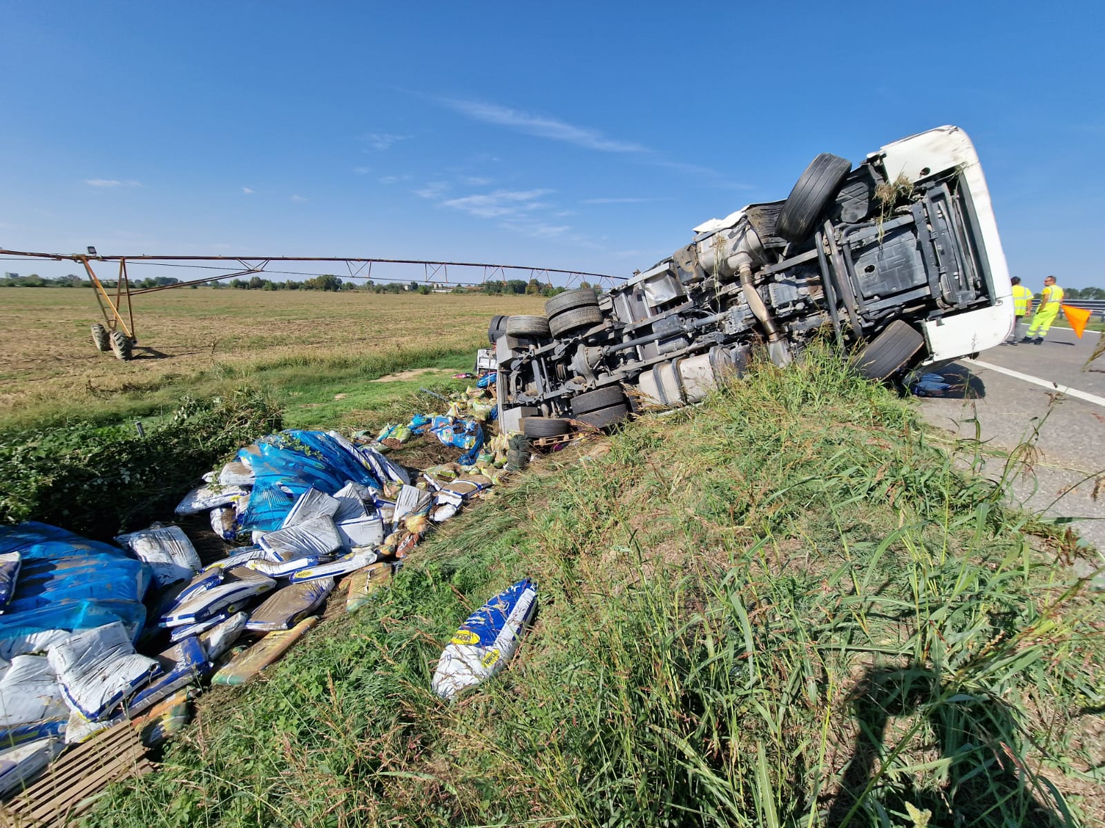 Camion Si Ribalta In A21 E Si Capovolge Nel Campo Ferite Lievi Per L