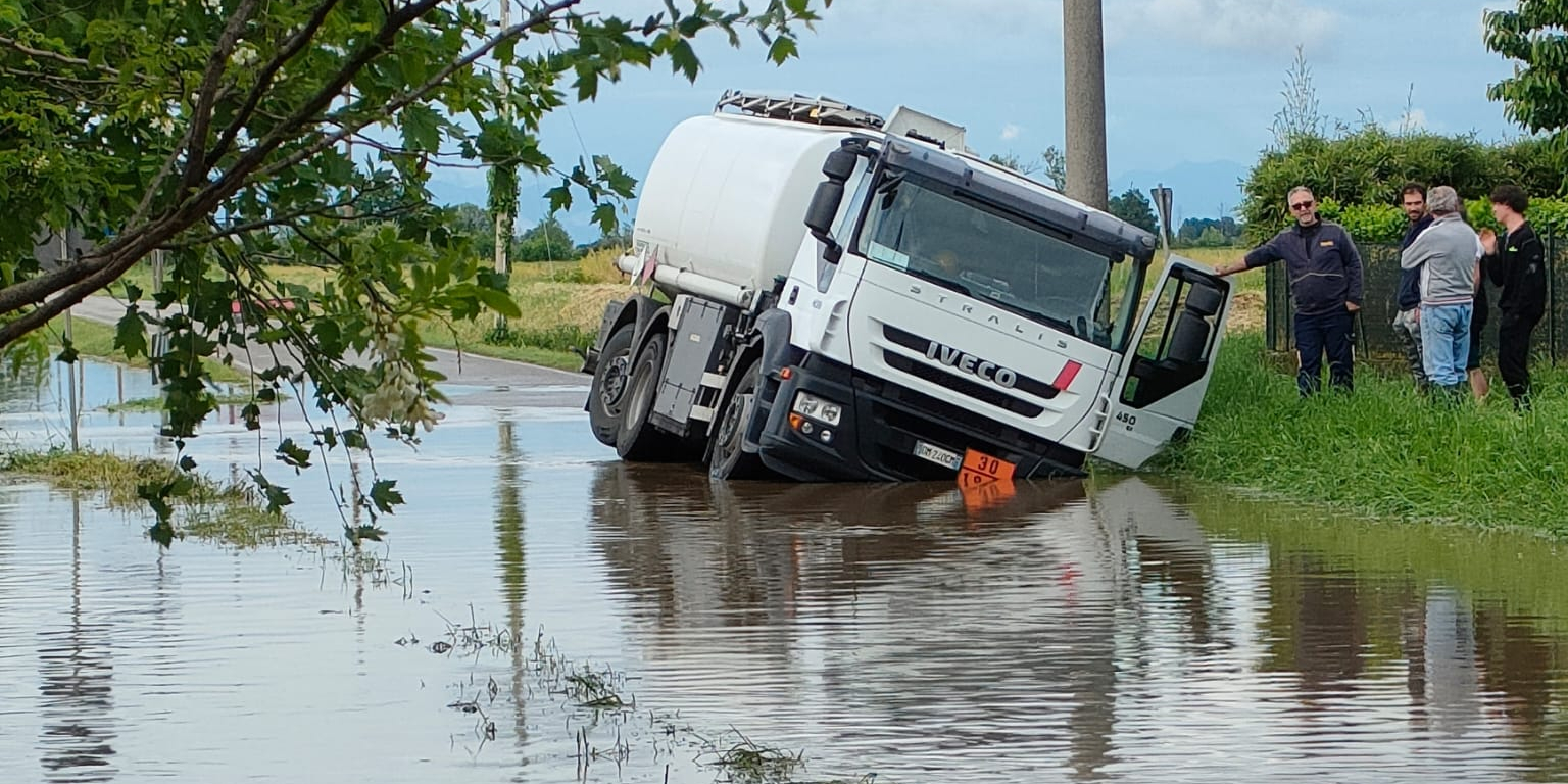 Strada Allagata E Camion Impantanato A Pieve Delmona Cremonaoggi