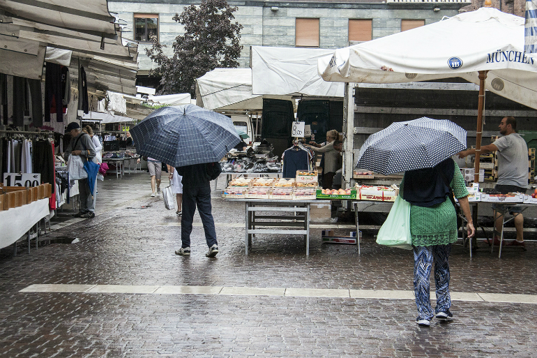 mercato-pioggia-dentro1