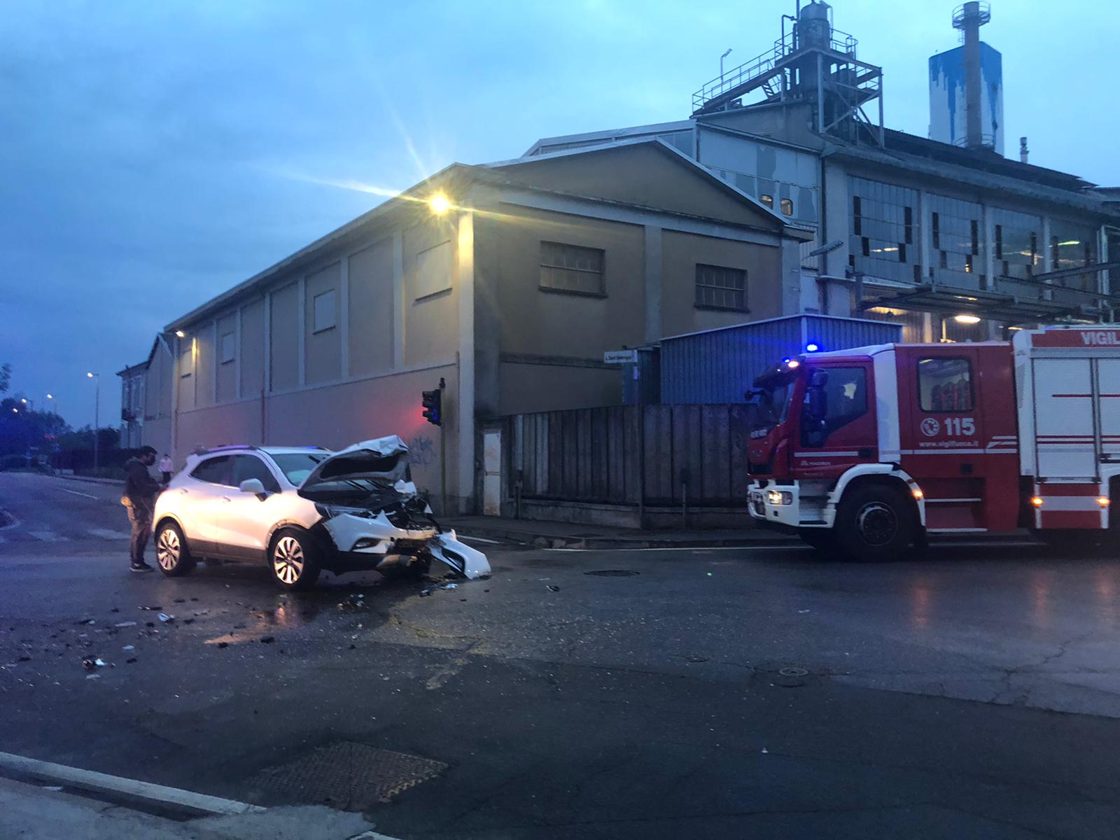 Incidente lungo la via Bergamo: coinvolte due auto ...